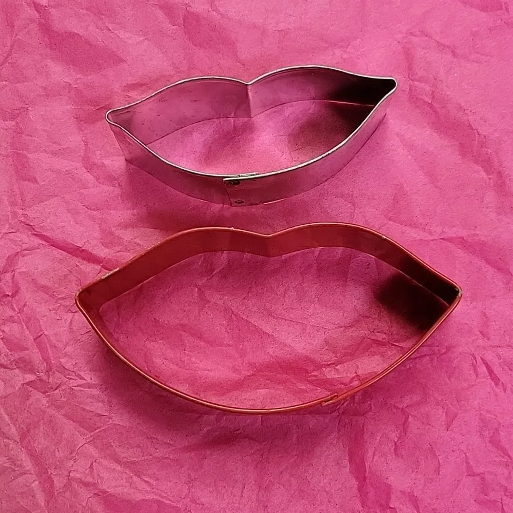 18‎ piece metal Valentines Day/wedding cookie cutters plus heart spatula